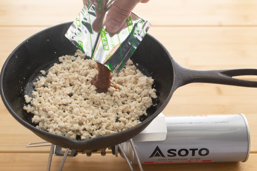 フライパンで挽肉を炒め、火が通ったら「マルちゃん正麺 味噌味」に付属される味噌ダレ１パック全部を使い切り、濃いめの味付けにします