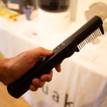 コンパクトな櫛形形状の「ヤーマン ヴェールヒートソニック」はコードレス
