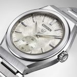 メカニカルモデルのアイボリーカラーの文字板は、艶を抑えた質感に躍動感のある電鋳パターンが調和