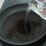 商品説明通りに作る場合、フライパンに500mLの水を注ぎます