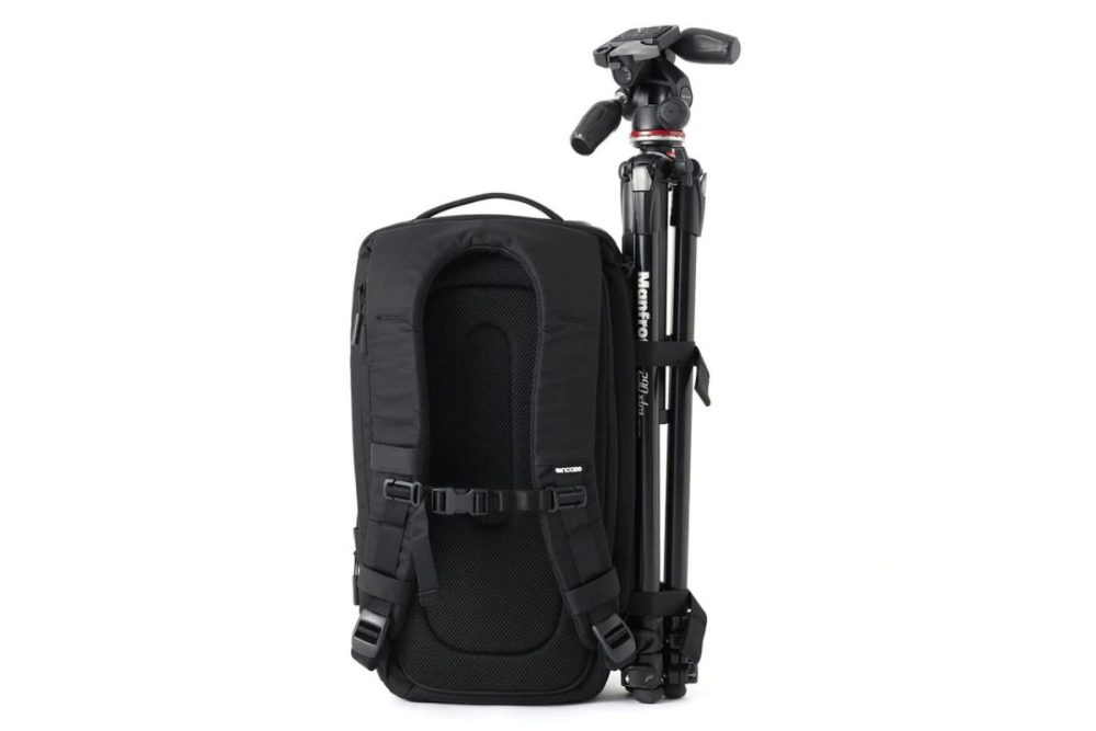 三脚は、側面のストラップで固定し持ち運び可能