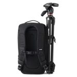 三脚は、側面のストラップで固定し持ち運び可能