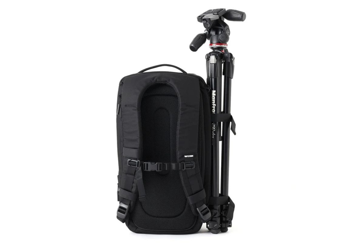 三脚は、側面のストラップで固定し持ち運び可能