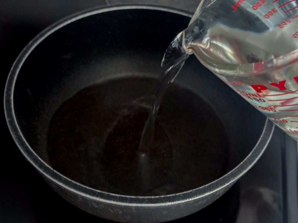 パッケージ裏面にはフライパンで作るように書いてありますが、水500mLの量は変えず小鍋で茹でてみます