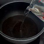 パッケージ裏面にはフライパンで作るように書いてありますが、水500mLの量は変えず小鍋で茹でてみます