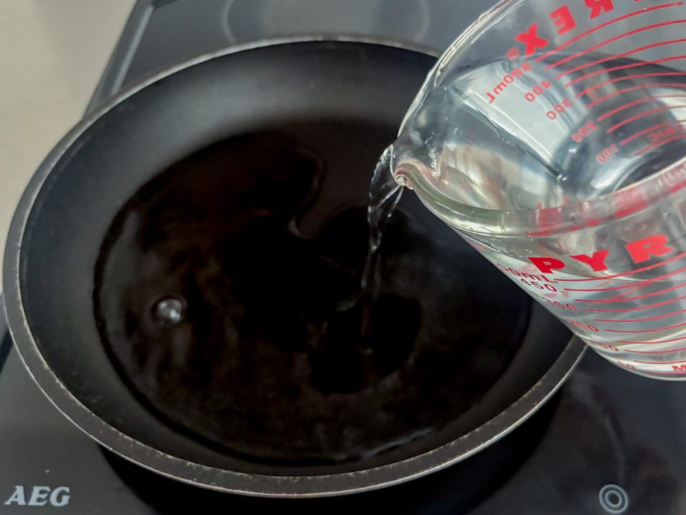 パッケージ裏面に記載されている説明通りに作る場合、フライパンに500mLの水を注ぎます