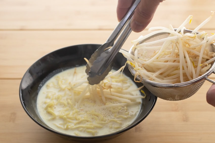 麺を湯からあげたら間髪入れずもやしを投入し、シャキシャキ感が残る程度に軽く湯通し