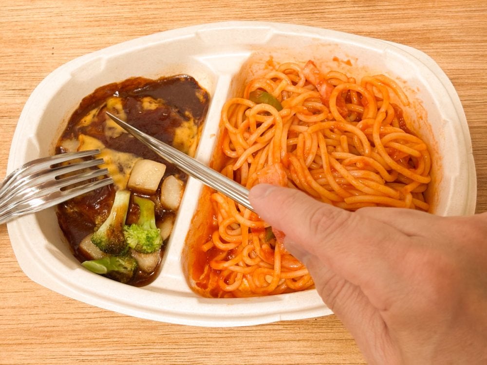 「煮込み焼ハンバーグ＆ナポリタン」のハンバーグはソースたっぷりなので、白米がほしくなるほど