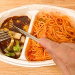 「煮込み焼ハンバーグ&ナポリタン」のハンバーグはソースたっぷりなので、白米がほしくなるほど