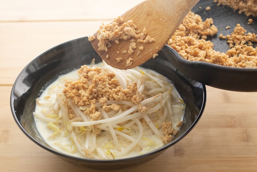 トッピングの挽肉が食べるほど丼に広がり、芳醇な味噌ダレ味も広がっていくのです