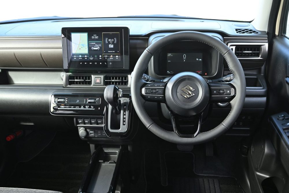 インテリアは水平基調で、革調シボやステッチ形状を持つブラウン樹脂パネルを採用