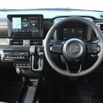 インテリアは水平基調で、革調シボやステッチ形状を持つブラウン樹脂パネルを採用