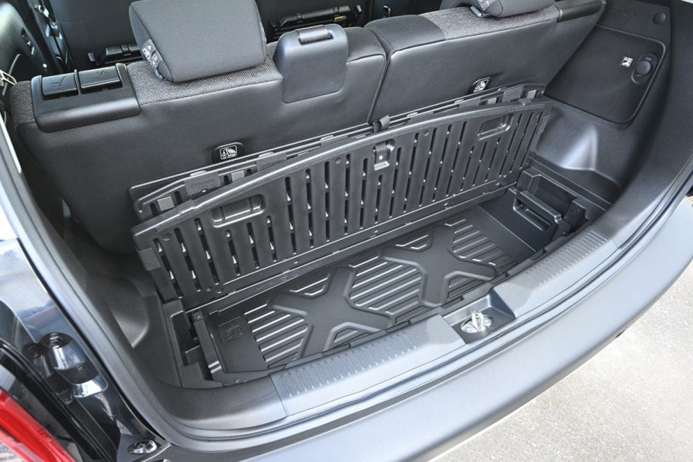 ラゲッジはフロア下にも収納スペースを用意