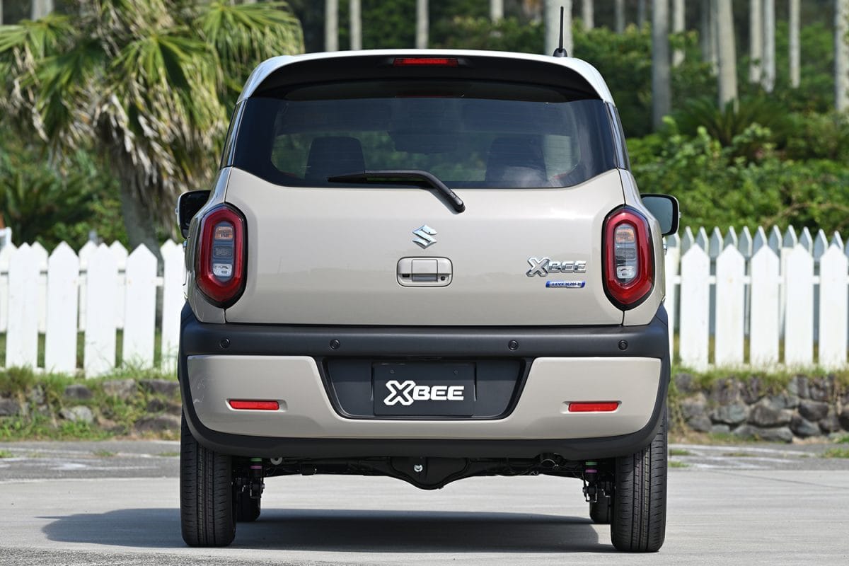 角張ったデザインとなったリアコンビランプやリアスポイラーもワイルド化