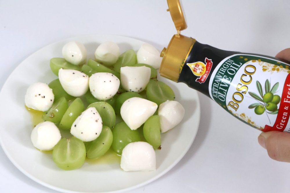 BOSCO エキストラバージンオリーブオイルをシャインマスカット×モッツァレラチーズにかける