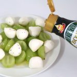 BOSCO エキストラバージンオリーブオイルをシャインマスカット×モッツァレラチーズにかける