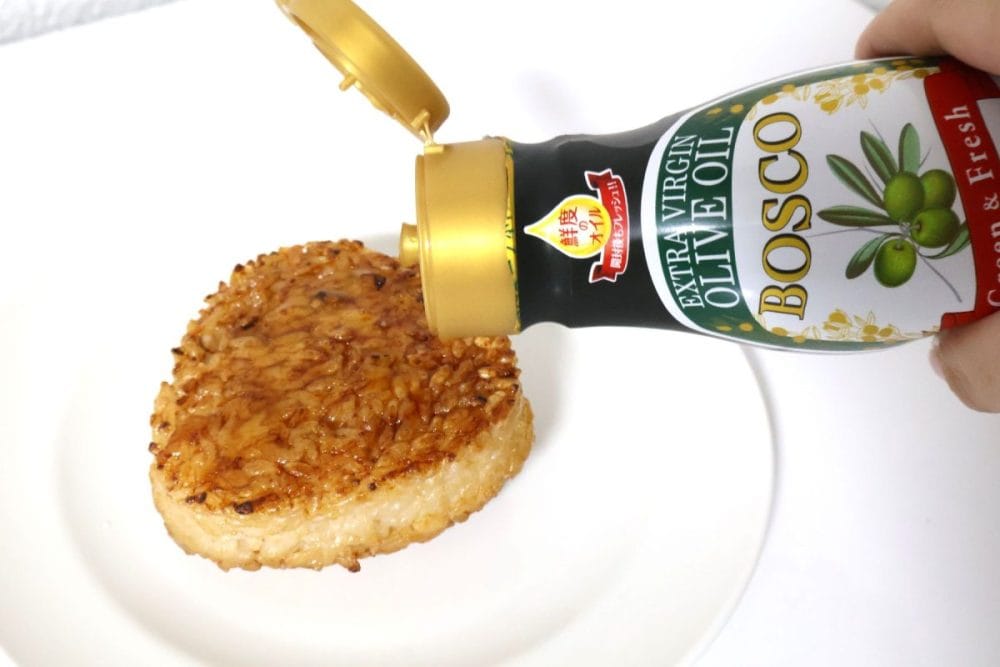 BOSCO エキストラバージンオリーブオイルを冷凍焼きおにぎりにかける