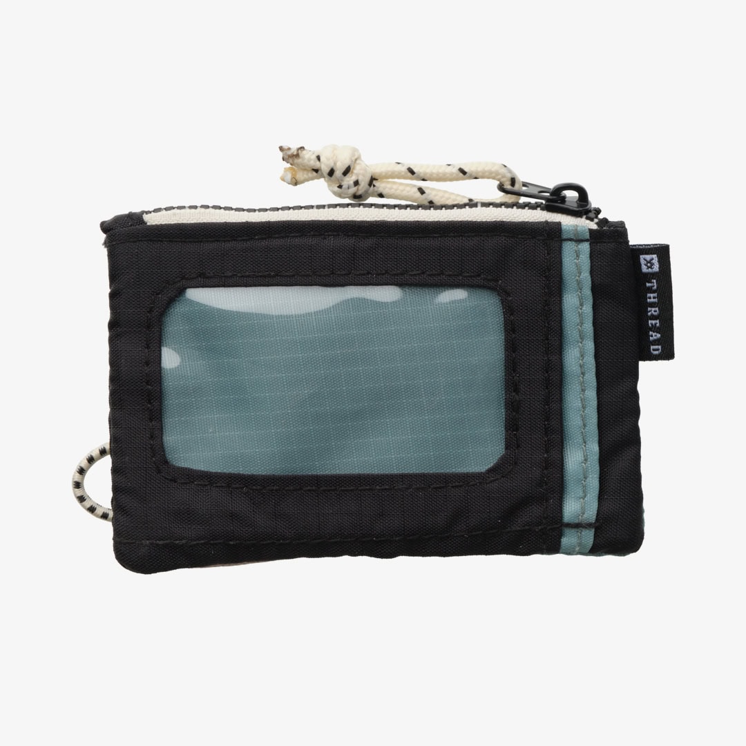 背面は透明のスリーブ仕様