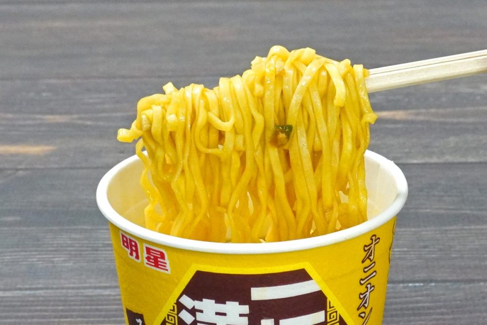 明星食品「明星 一杯満足 スパイシーカレー味ヌードル」