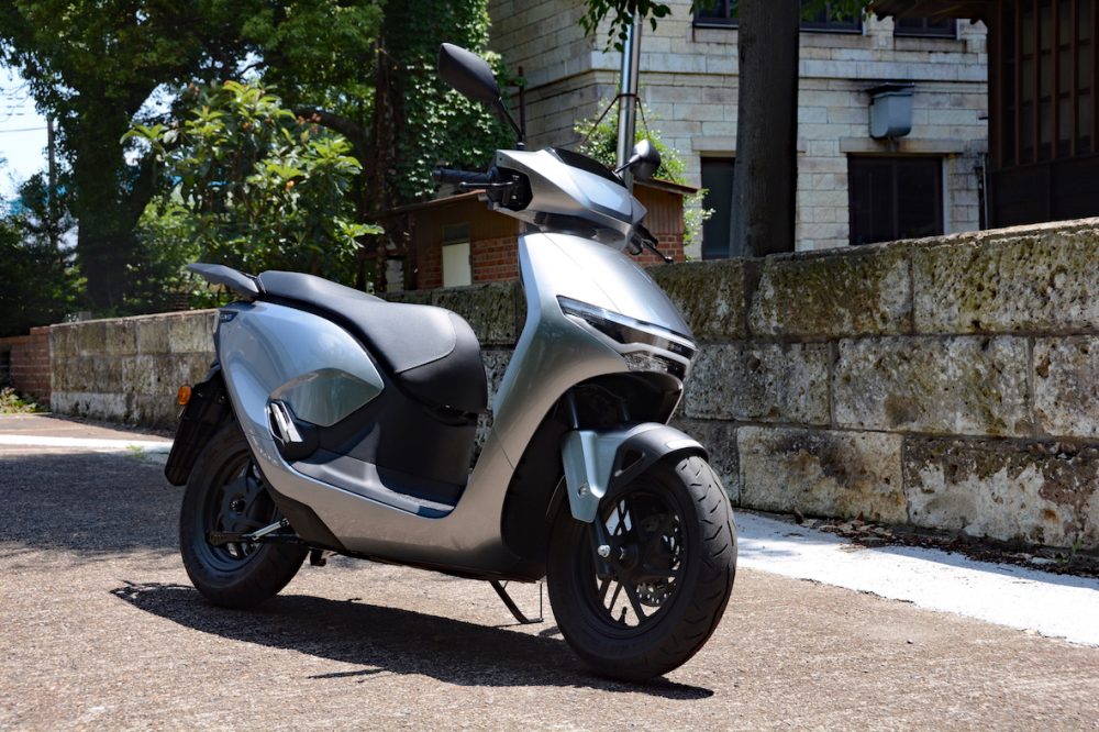 上質感があり、一目でEVであるとわかる先進的なスタイリングが特徴（フロント）