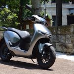 上質感があり、一目でEVであるとわかる先進的なスタイリングが特徴（フロント）