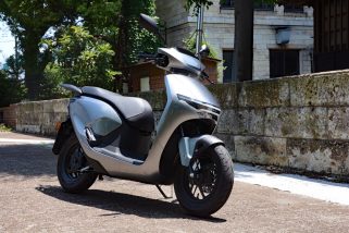 【話題の電動バイクに試乗】ホンダ「CUV e:」はエンジン車と比べて快適？スマホ連携の次世代スクーターに乗ってみた！