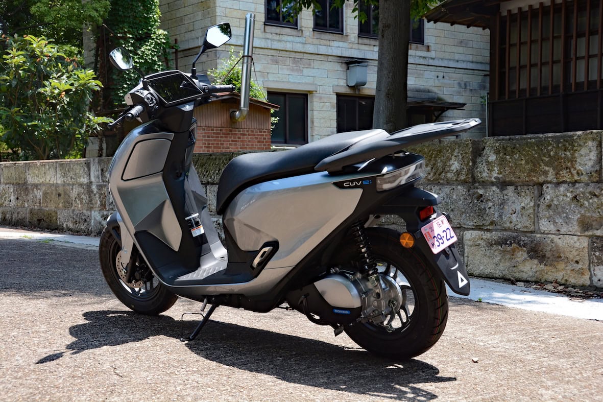 上質感があり、一目でEVであるとわかる先進的なスタイリングが特徴（リヤ）