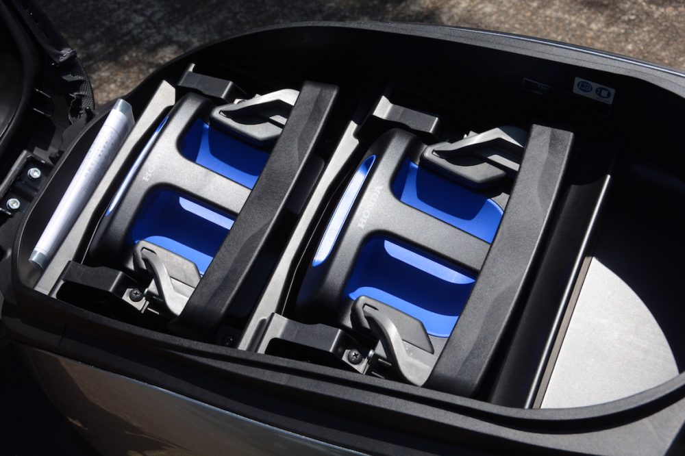 シート下にHonda Mobile Power Pack e:を2個搭載