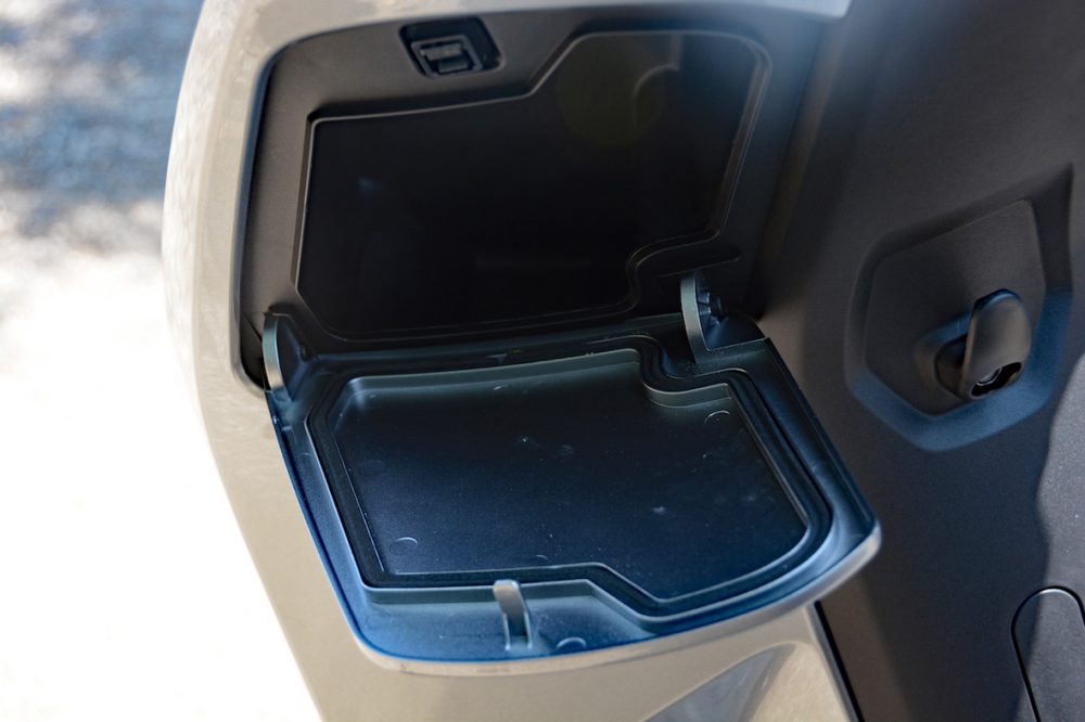 ちょっとした小物を収納可能なスペースも用意