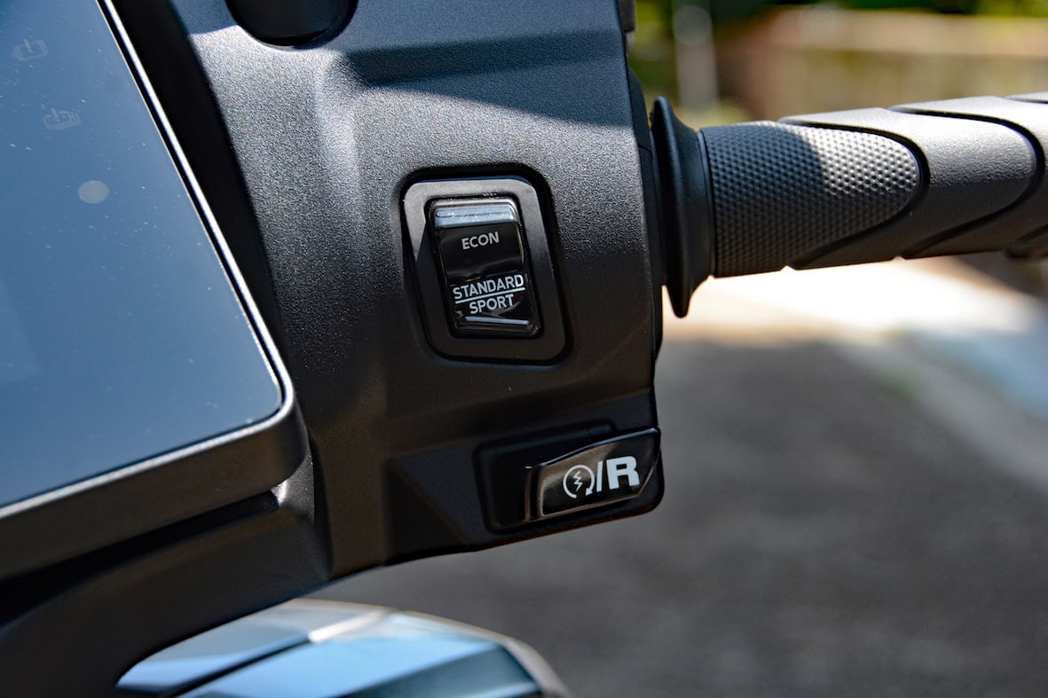 ライディングモードスイッチとリバーススイッチ