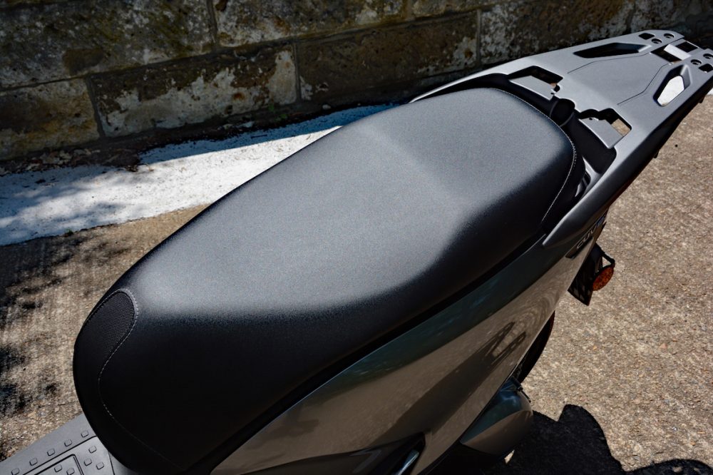 自分好みのライディングポジションが調節しやすい形状のシートと大型のリアキャリアも標準装備