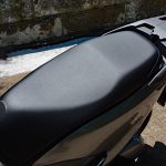 自分好みのライディングポジションが調節しやすい形状のシートと大型のリアキャリアも標準装備