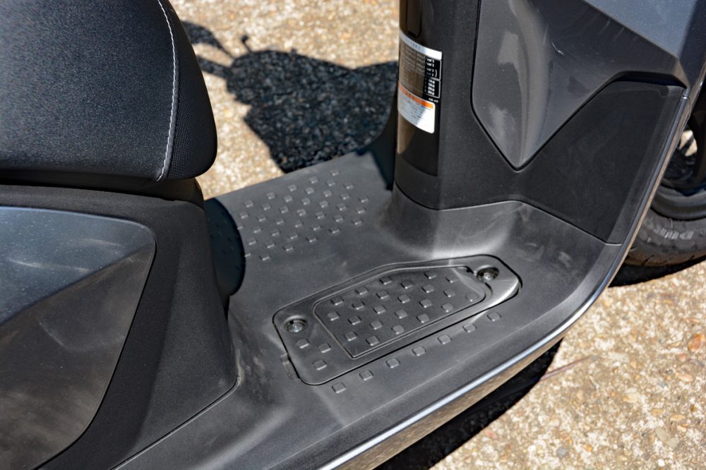 跨りやすく、足も置きやすいフラットで広いフロアボード