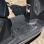 跨りやすく、足も置きやすいフラットで広いフロアボード