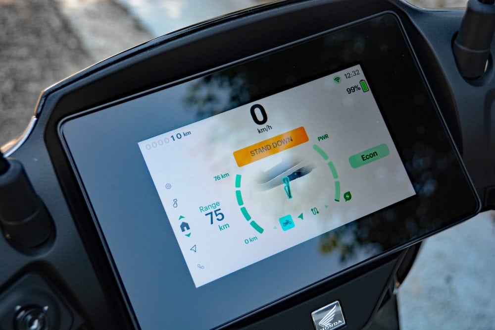 ゆっくりとした走りを楽しむ「ECON」モードは緑で表示