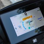 大人しい走りで街中を流すには最適な「STANDARD」モードは青で表示