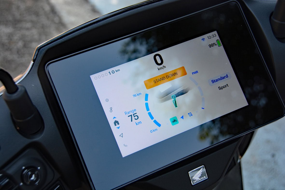 大人しい走りで街中を流すには最適な「STANDARD」モードは青で表示