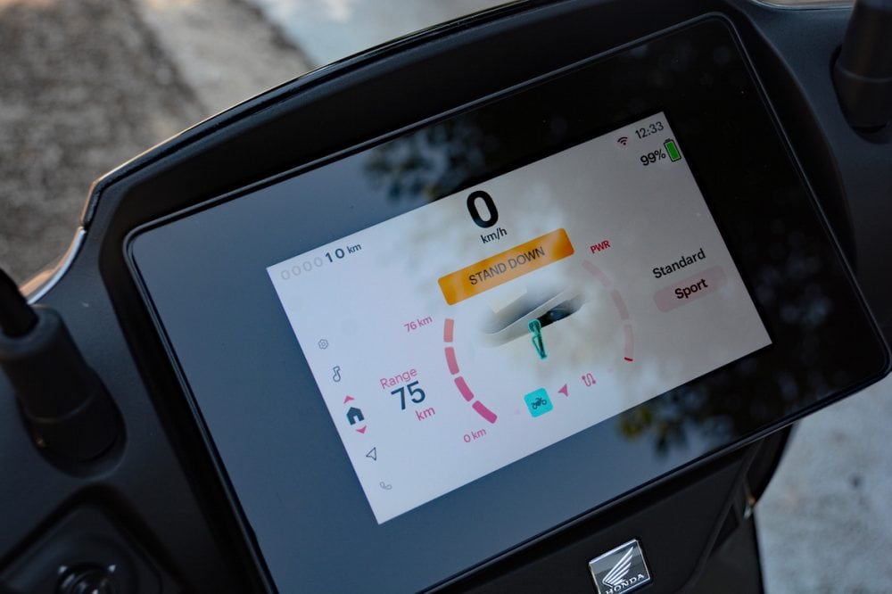 力強い加速を感じられる「SPORT」モードは赤で表示