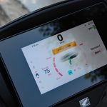 力強い加速を感じられる「SPORT」モードは赤で表示