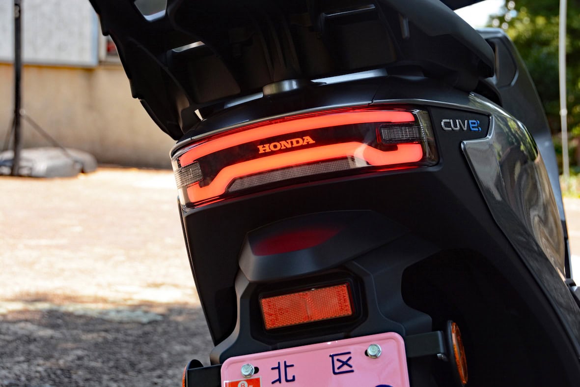 ライン状に発光するテールランプ