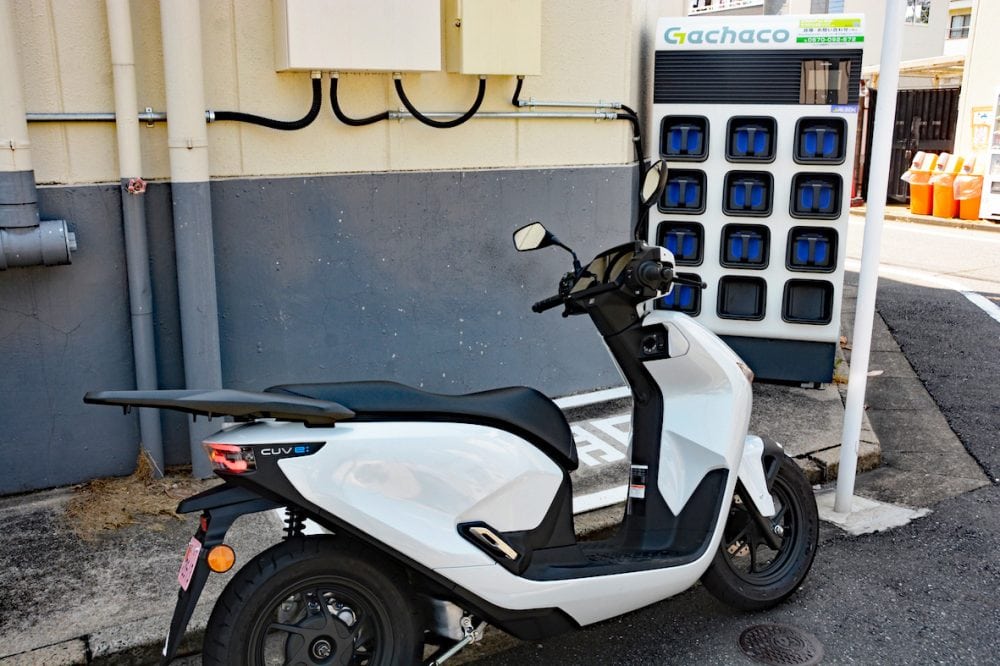 充電ステーションでのバッテリー交換作業もスマート