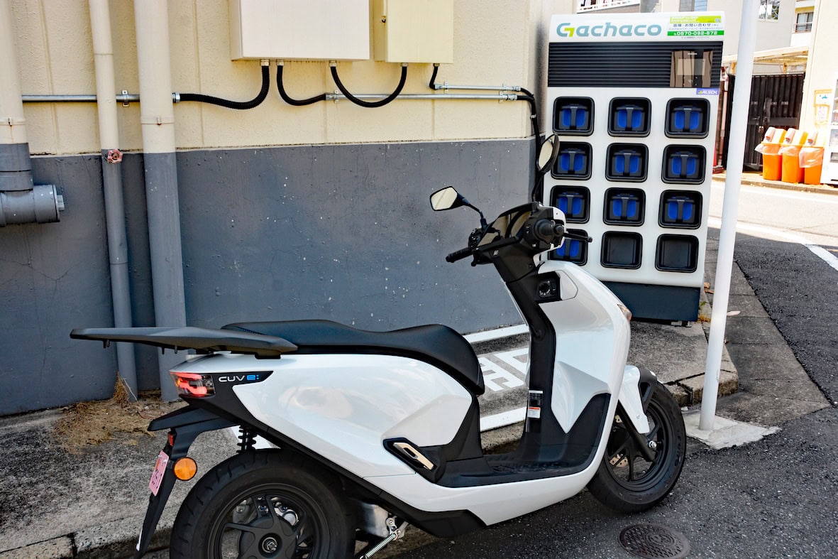 充電ステーションでのバッテリー交換作業もスマート