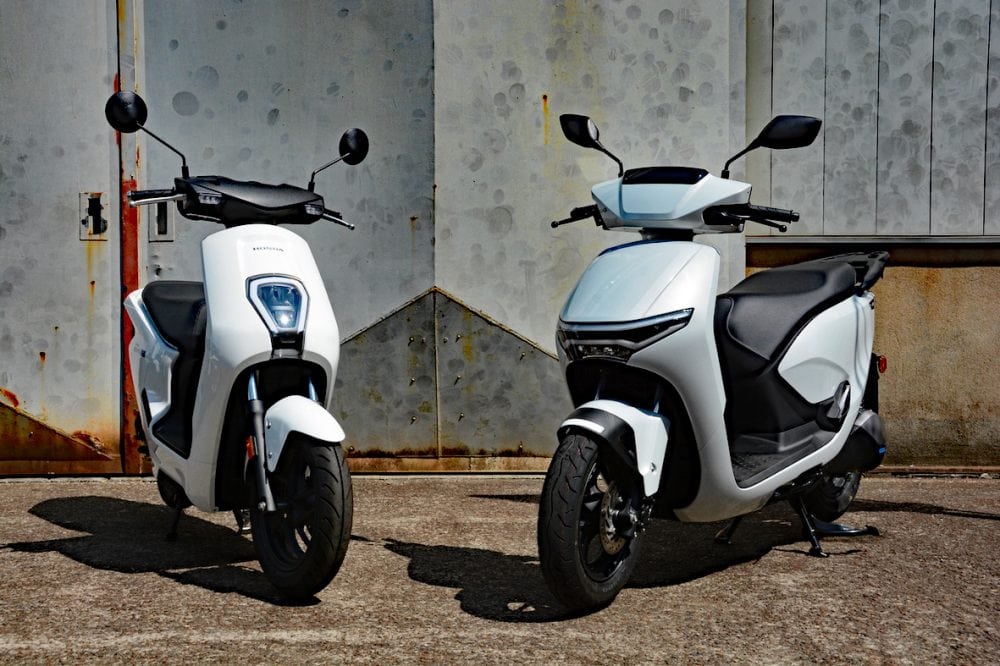 原付一種モデルのEM1 e:と並べてみるとこんな感じ。一回り大きく、質感もグレードアップされている。