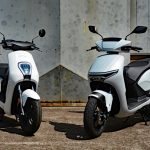 原付一種モデルのEM1 e:と並べてみるとこんな感じ。一回り大きく、質感もグレードアップされている。