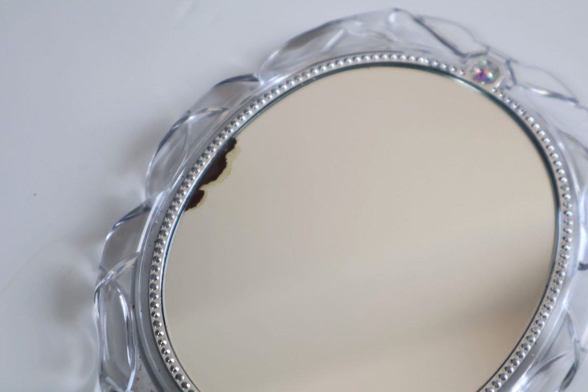 鏡にできた黒ずみの原因は？