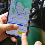 スマートフォンのアプリで目的地を決めてスタート