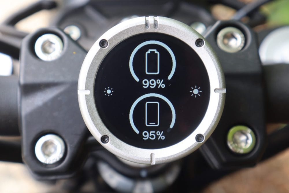 本体とスマートフォンのバッテリー残量の表示も可能