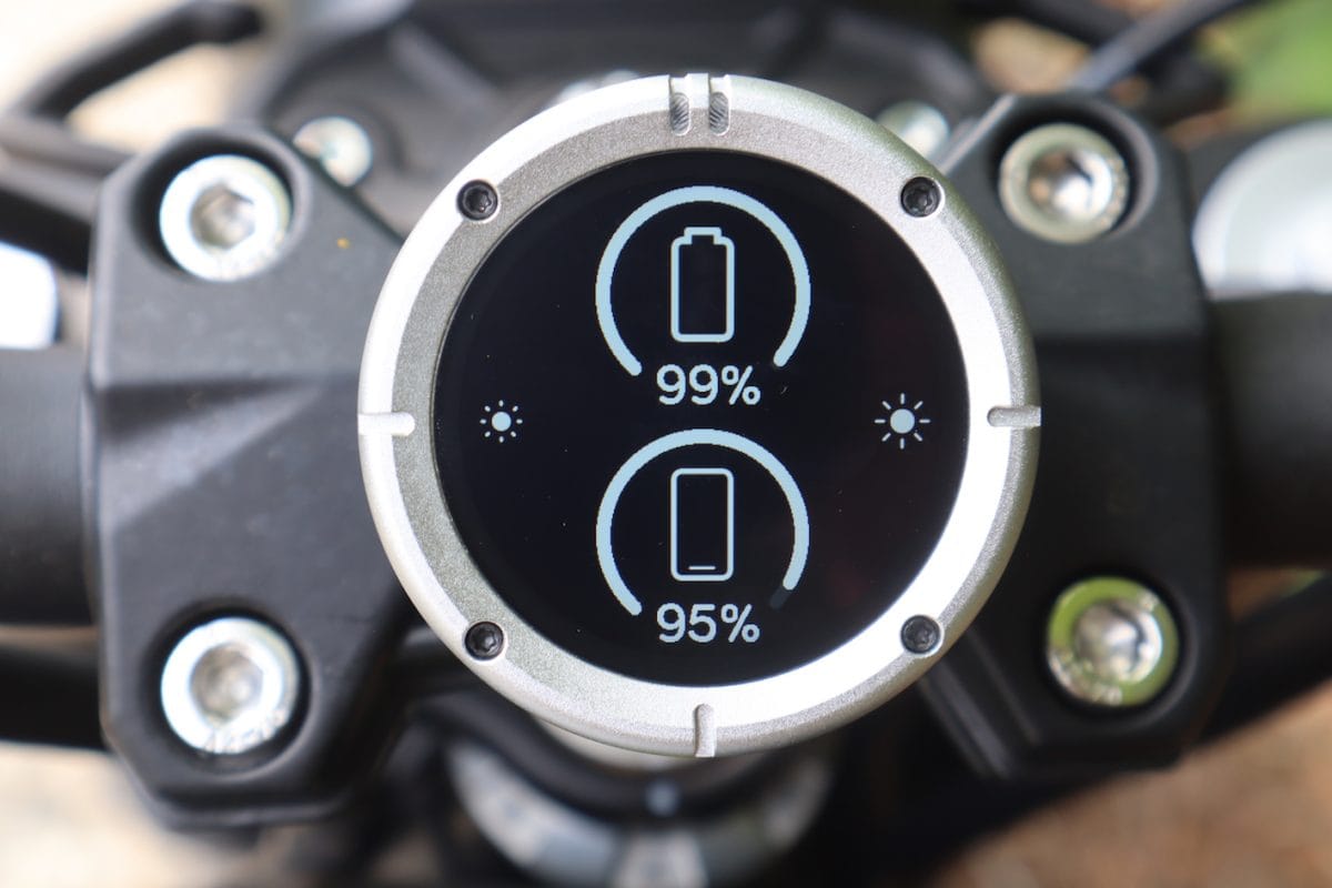 本体とスマートフォンのバッテリー残量の表示も可能