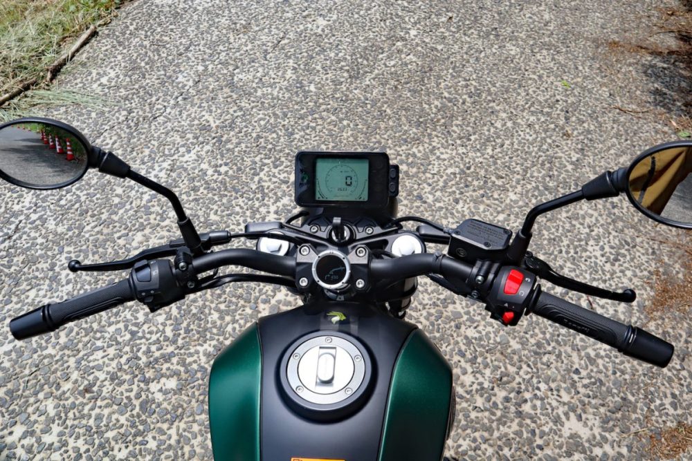 ハンドル周りの見た目を害する事なく、違和感なく馴染むサイズとデザイン