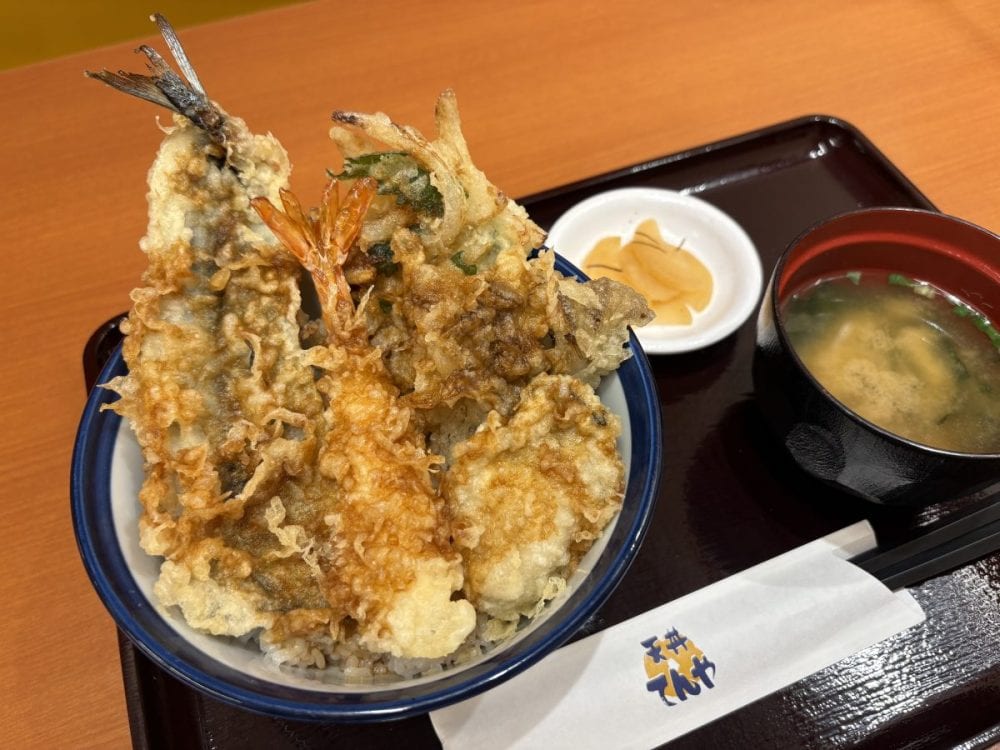 秋を感じる食材を贅沢に盛り込んだ豪華な1杯